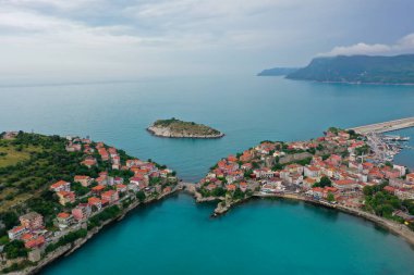 Karadeniz üzerindeki dağlardaki güzel şehir manzarası, Amasra. Amasra geleneksel Türk mimarisi