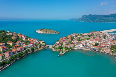 Karadeniz üzerindeki dağlardaki güzel şehir manzarası, Amasra. Amasra geleneksel Türk mimarisi