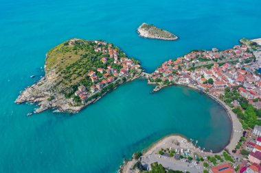 Karadeniz üzerindeki dağlardaki güzel şehir manzarası, Amasra. Amasra geleneksel Türk mimarisi