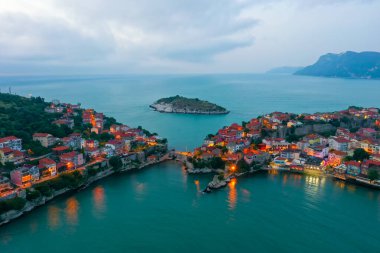 Karadeniz üzerindeki dağlardaki güzel şehir manzarası, Amasra. Amasra geleneksel Türk mimarisi