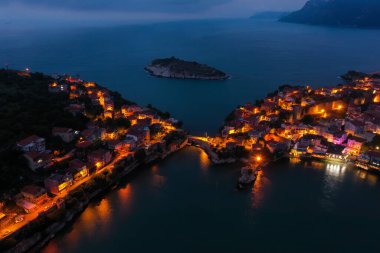 Karadeniz üzerindeki dağlardaki güzel şehir manzarası, Amasra. Amasra geleneksel Türk mimarisi