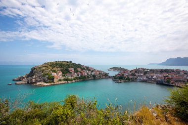 Karadeniz üzerindeki dağlardaki güzel şehir manzarası, Amasra. Amasra geleneksel Türk mimarisi