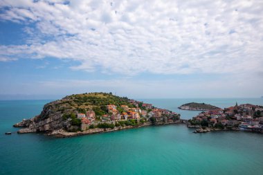 Karadeniz üzerindeki dağlardaki güzel şehir manzarası, Amasra. Amasra geleneksel Türk mimarisi