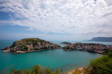Karadeniz üzerindeki dağlardaki güzel şehir manzarası, Amasra. Amasra geleneksel Türk mimarisi