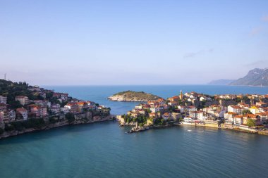 Karadeniz üzerindeki dağlardaki güzel şehir manzarası, Amasra. Amasra geleneksel Türk mimarisi