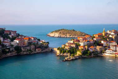 Karadeniz üzerindeki dağlardaki güzel şehir manzarası, Amasra. Amasra geleneksel Türk mimarisi