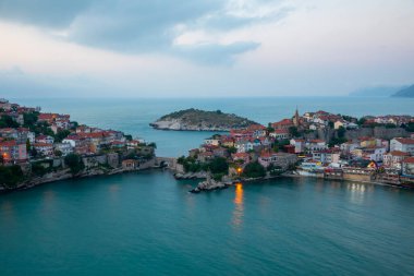 Karadeniz üzerindeki dağlardaki güzel şehir manzarası, Amasra. Amasra geleneksel Türk mimarisi