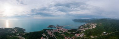 Karadeniz üzerindeki dağlardaki güzel şehir manzarası, Amasra. Amasra geleneksel Türk mimarisi
