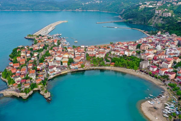 Karadeniz üzerindeki dağlardaki güzel şehir manzarası, Amasra. Amasra geleneksel Türk mimarisi