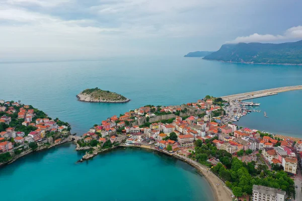 Karadeniz üzerindeki dağlardaki güzel şehir manzarası, Amasra. Amasra geleneksel Türk mimarisi