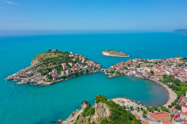 Karadeniz üzerindeki dağlardaki güzel şehir manzarası, Amasra. Amasra geleneksel Türk mimarisi