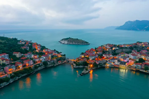 Karadeniz üzerindeki dağlardaki güzel şehir manzarası, Amasra. Amasra geleneksel Türk mimarisi