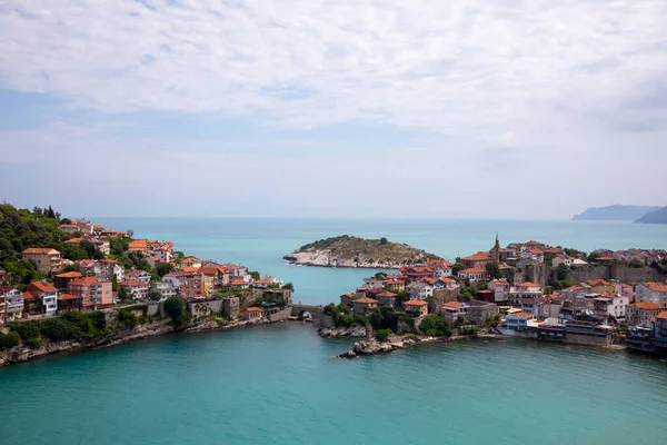 Karadeniz üzerindeki dağlardaki güzel şehir manzarası, Amasra. Amasra geleneksel Türk mimarisi