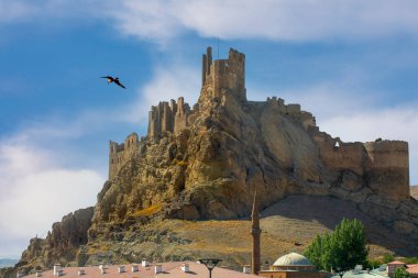 Hosap Kalesi (Castle) Van, Türkiye. Türkiye 'nin doğusundaki Hosap şatosunun çevresindeki şatolara ve dağlara bakın..