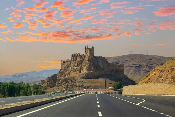 Hosap Kalesi (Castle) Van, Türkiye. Türkiye 'nin doğusundaki Hosap şatosunun çevresindeki şatolara ve dağlara bakın..