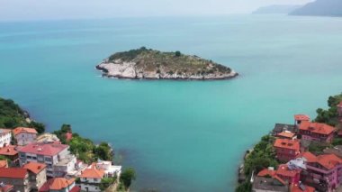 Karadeniz üzerindeki dağlardaki güzel şehir manzarası, Amasra. Amasra geleneksel Türk mimarisi