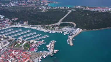 Sigacik limanı ve kale manzarası. Sigacik Türkiye 'de daha popüler bir turizm merkezi.