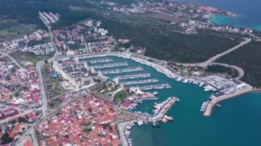 Sigacik limanı ve kale manzarası. Sigacik Türkiye 'de daha popüler bir turizm merkezi.