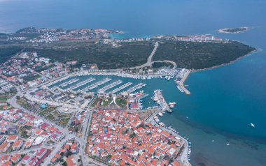 Sigacik limanı ve kale manzarası. Sigacik Türkiye 'de daha popüler bir turizm merkezi.