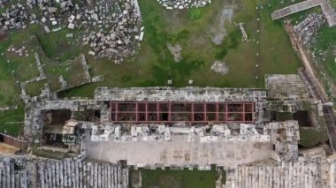 Antik Hierapolis şehrinde amfitiyatro. Dramatik gün batımı gökyüzü. Unesco Kültür Tarihi Anıtı. Pamukkale, Türkiye