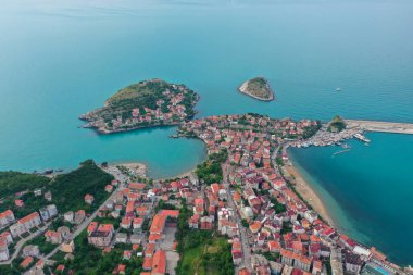 Karadeniz üzerindeki dağlardaki güzel şehir manzarası, Amasra. Amasra geleneksel Türk mimarisi