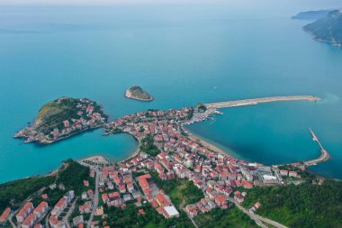 Karadeniz üzerindeki dağlardaki güzel şehir manzarası, Amasra. Amasra geleneksel Türk mimarisi