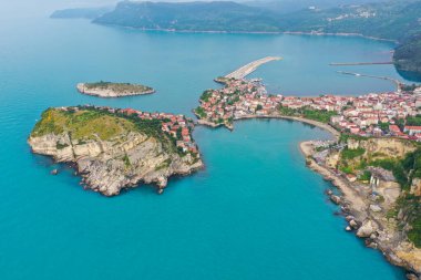 Karadeniz üzerindeki dağlardaki güzel şehir manzarası, Amasra. Amasra geleneksel Türk mimarisi