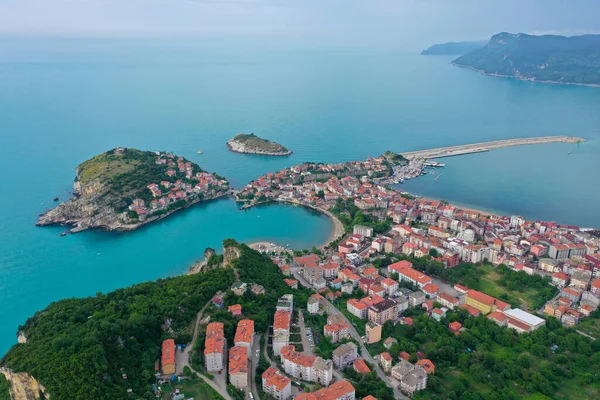 Karadeniz üzerindeki dağlardaki güzel şehir manzarası, Amasra. Amasra geleneksel Türk mimarisi