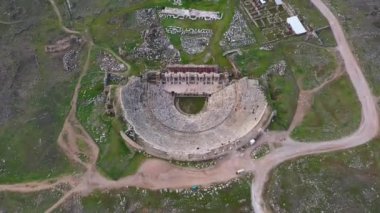 Antik Hierapolis şehrinde amfitiyatro. Dramatik gün batımı gökyüzü. Unesco Kültür Tarihi Anıtı. Pamukkale, Türkiye