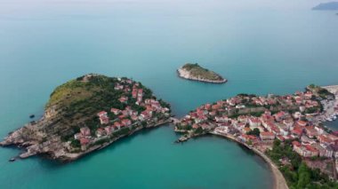 Karadeniz üzerindeki dağlardaki güzel şehir manzarası, Amasra. Amasra geleneksel Türk mimarisi