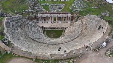 Antik Hierapolis şehrinde amfitiyatro. Dramatik gün batımı gökyüzü. Unesco Kültür Tarihi Anıtı. Pamukkale, Türkiye