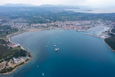 Sigacik limanı ve kale manzarası. Sigacik Türkiye 'de daha popüler bir turizm merkezi.