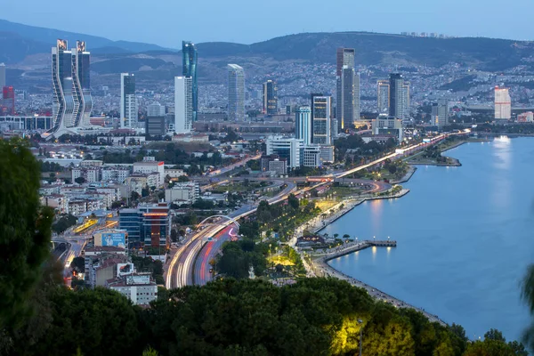 Bayrakli, Karsiyaka, İzmir, Türkiye: 2 Mayıs 2022, Bayrakli 'nin yüksek tepesinden İzmir Körfezi manzarası. Uzun pozlama, düşük ışık.