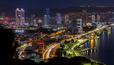 Bayrakli, Karsiyaka, İzmir, Türkiye: 2 Mayıs 2022, Bayrakli 'nin yüksek tepesinden İzmir Körfezi manzarası. Uzun pozlama, düşük ışık.
