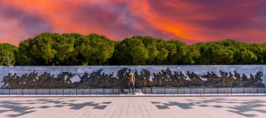 Çanakkale Şehitleri Anma askeri mezarlıktır Gelibolu'da savaş katılan Türk askerleri hakkında hizmet anısına bir savaş anıtı.