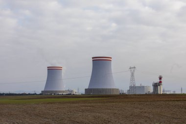 Nükleer enerji santrali havaya duman yayıyor.