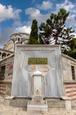 Uskudar Ayazma Camii. Güzel bir açıyla dışarıda. Caminin dışından bir manzara..