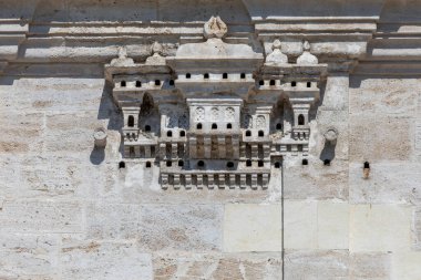 Osmanlı mimarisinde kuş evleri. Ayazma Camii 'nin fotoğrafları. Kuşları barındırmak için binalara kuş evleri eklendi