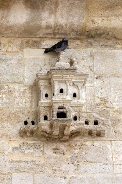 オスマン建築の鳥の家 綾座間モスクの写真 鳥を収容するために建物に追加されたバードハウス — ストック写真