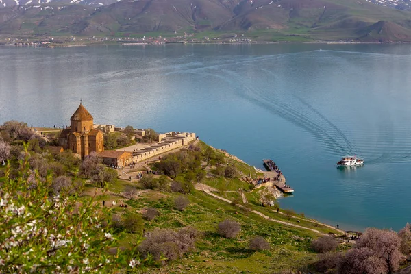 Ermeni Kutsal Haç Katedrali Akdamar Adası 'nın ortasında, Akdamar Adasi Gölü, Van Gölü, Türkiye. 