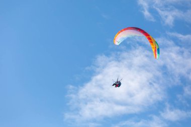 Paraşütler parlak mavi gökyüzü, tandem öğretim görevlisi ve acemi