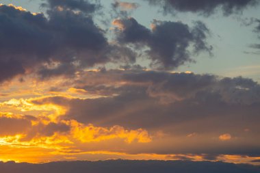 Görkemli bulutlar ve mavi gökyüzü