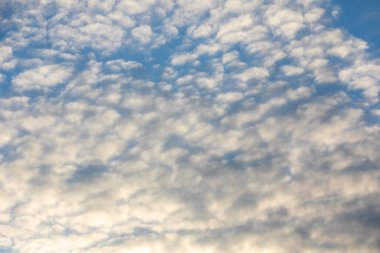 Görkemli bulutlar ve mavi gökyüzü