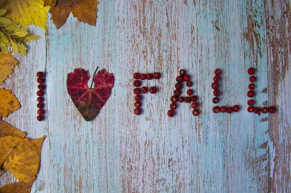 Надпись Люблю Падать Синем Деревянном Столе Украшенном Осенью Желтыми Листьями — стоковое фото