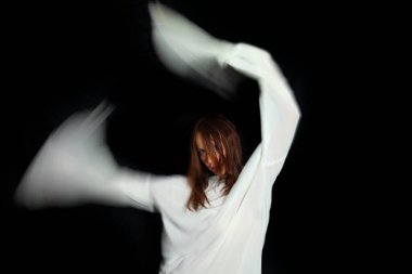 Akıl sağlığı ve akıl sağlığı kavramı. Deli gibi üzgün görünen beyaz deli gömleği giymiş bir kadının portresi.