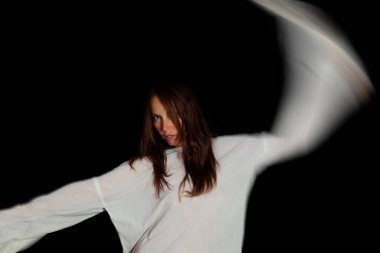 Akıl sağlığı ve akıl sağlığı kavramı. Deli gibi üzgün görünen beyaz deli gömleği giymiş bir kadının portresi.