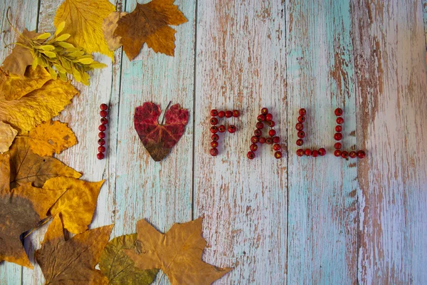 Надпись Люблю Падать Синем Деревянном Столе Украшенном Осенью Желтыми Листьями — стоковое фото