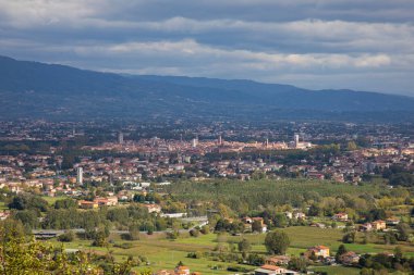 İtalya 'nın Lucca şehrinde, şehri çevreleyen dağlardan fotoğraflar çekildi.