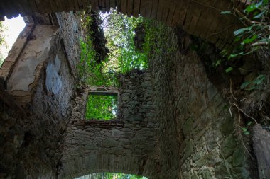 Terk edilmiş şehir Bugnano İtalya 'nın Toskana ormanlarına gömüldü.