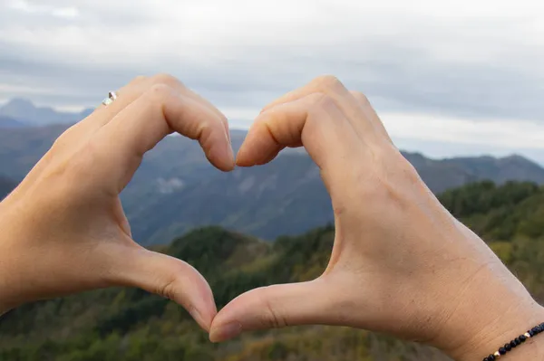 Láska Horám Koncept Složené Srdce Výhledem Hory — Stock fotografie